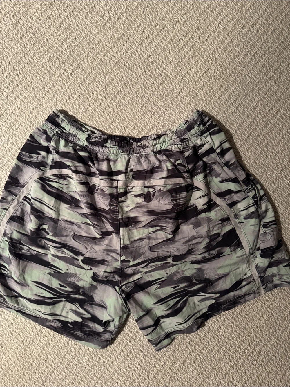 lululemon athletica Men's Pace Breaker Shorts - no drawstring!  Pls see photos.